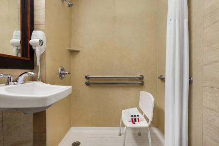 Days Inn by Wyndham Long Island City - 20
