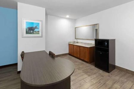 Days Inn & Suites by Wyndham Medical Center - 30