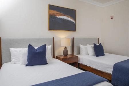 Washington Square Inn - 127