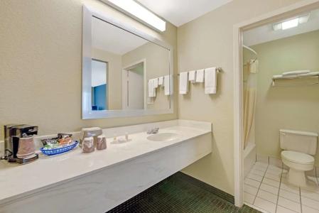 Days Inn by Wyndham San Antonio Near Fiesta Park - 28