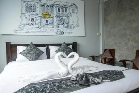 Beehive Phuket Old Town Hostel - 0