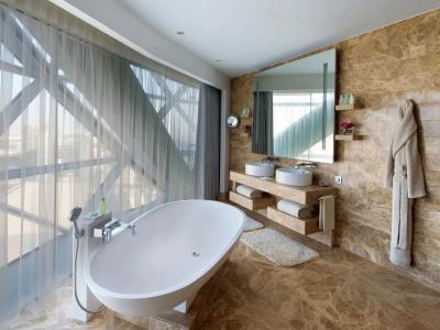 Hyatt Capital Gate Abu Dhabi - 40
