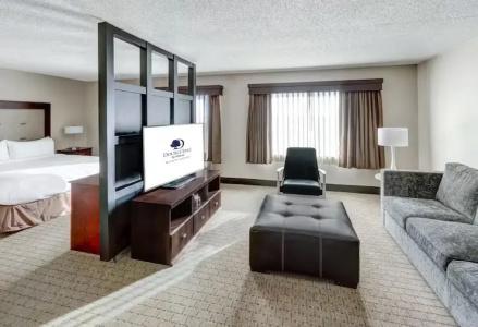 DoubleTree by Hilton Airport - 42