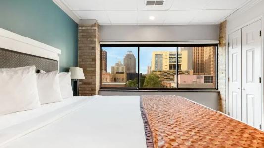 Riverwalk Plaza - 130