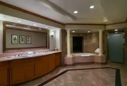 Doubletree by Hilton Los Angeles Downtown - 85