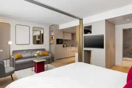 Royal Manotel - 100