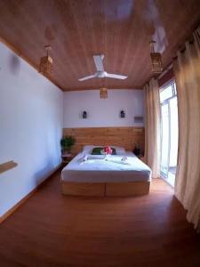 New Breeze Thoddoo Inn - 5