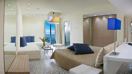 Lloyd's Baia - 54