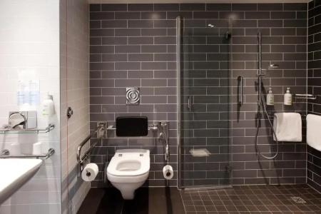 Holiday Inn Express Airport - 12