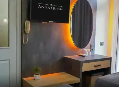 Anna Queen - 24