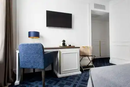 Midmost by Majestic Hotel Group - 11