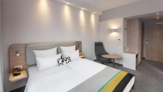 Holiday Inn Express - 2