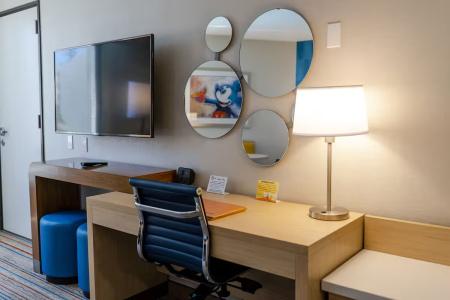 Howard Johnson by Wyndham Anaheim & Water Playground - 76