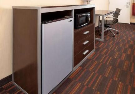 Best Western Plus Raffles Inn & Suites - 36