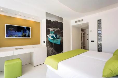 The Ibiza Twiins - 4* Sup - 6