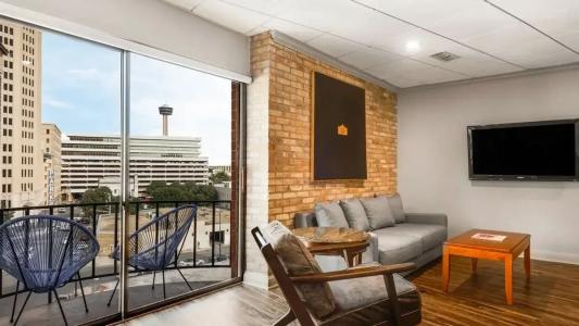 Riverwalk Plaza - 135