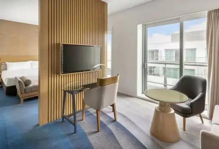 Hilton - 44