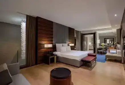 Hilton - 73