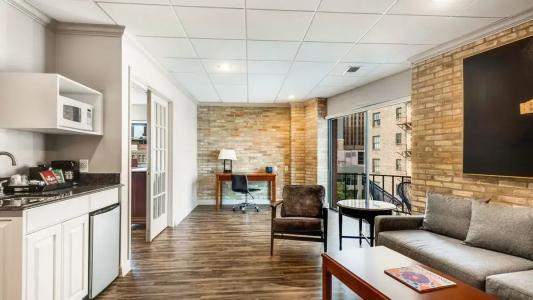 Riverwalk Plaza - 136