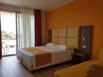 Bella Lazise - 41