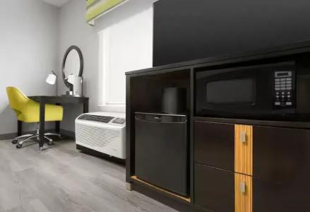 Hampton Inn & Suites/East - 23