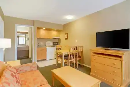 Econo Inn & Suites - - 69