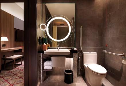 DoubleTree by Hilton Lakeside - 59