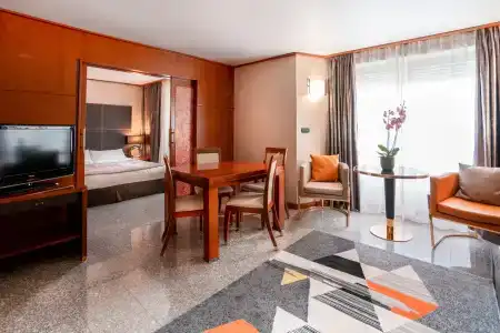 Goldstar  & Suites - 40
