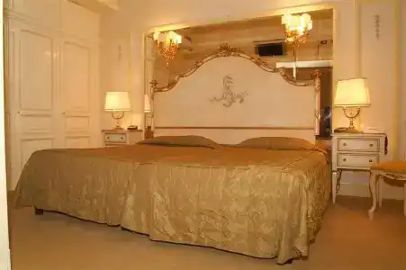 Champagne Palace - 1
