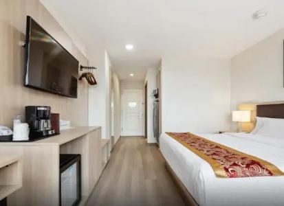Ramada by Wyndham Flushing - 30