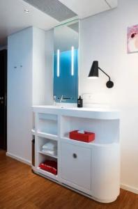 citizenM Schiphol Airport - 32