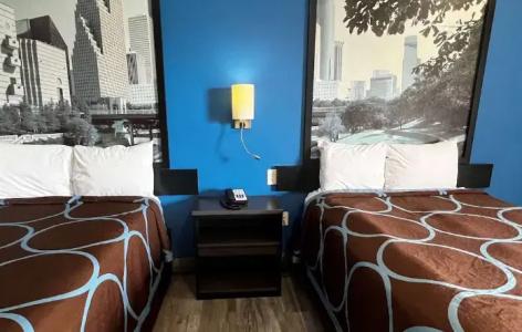 Super 8 by Wyndham Houston North I-45 - 103