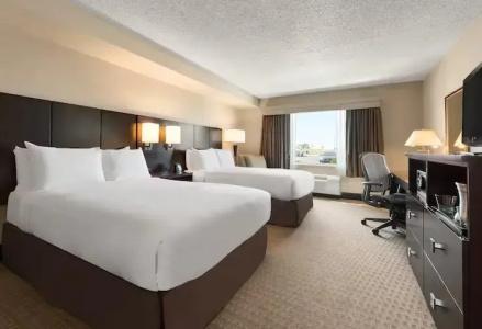 DoubleTree by Hilton Airport - 29