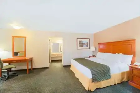Ramada by Wyndham East - 31