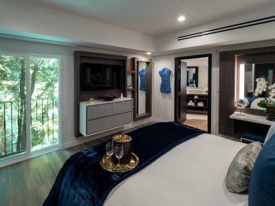 Sunset Marquis - 85