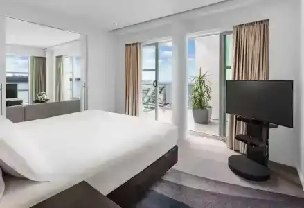 Hilton - 49