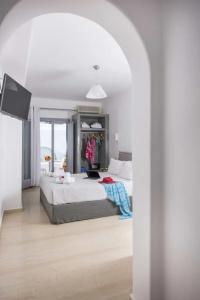 Blue Waves Suites & - 94