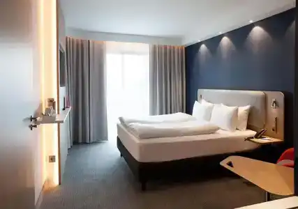 Holiday Inn Express Airport - 7