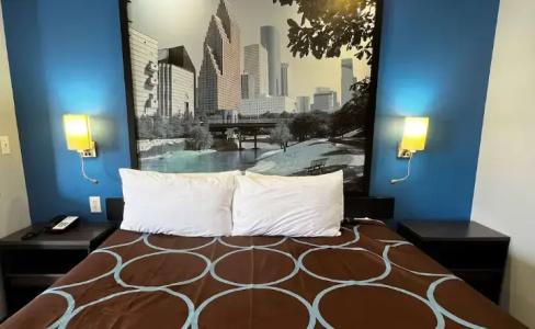 Super 8 by Wyndham Houston North I-45 - 77