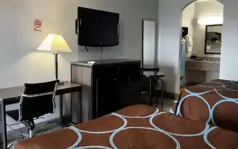 Super 8 by Wyndham Houston North I-45 - 60