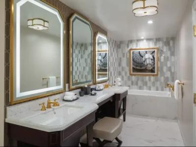 The Higgins New Orleans, Curio Collection By Hilton - 72