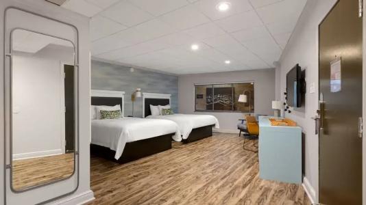 Riverwalk Plaza - 101