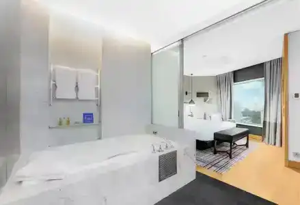 Hilton - 72