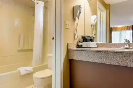 Econo Inn & Suites - - 35