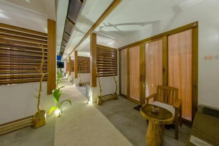 Dhiffushi White Sand Beach - 18