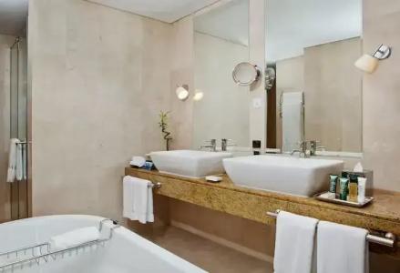 Hilton - 55