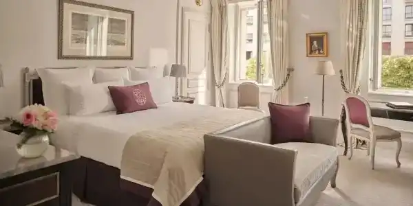 Hôtel Plaza Athénée - Dorchester Collection - 36