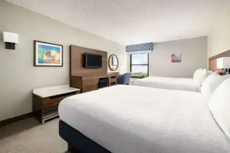 Hampton Inn - 4
