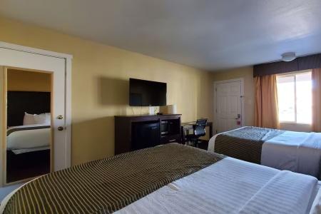 Ramada by Wyndham East - 18