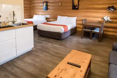 Glacier House & Resort - 3